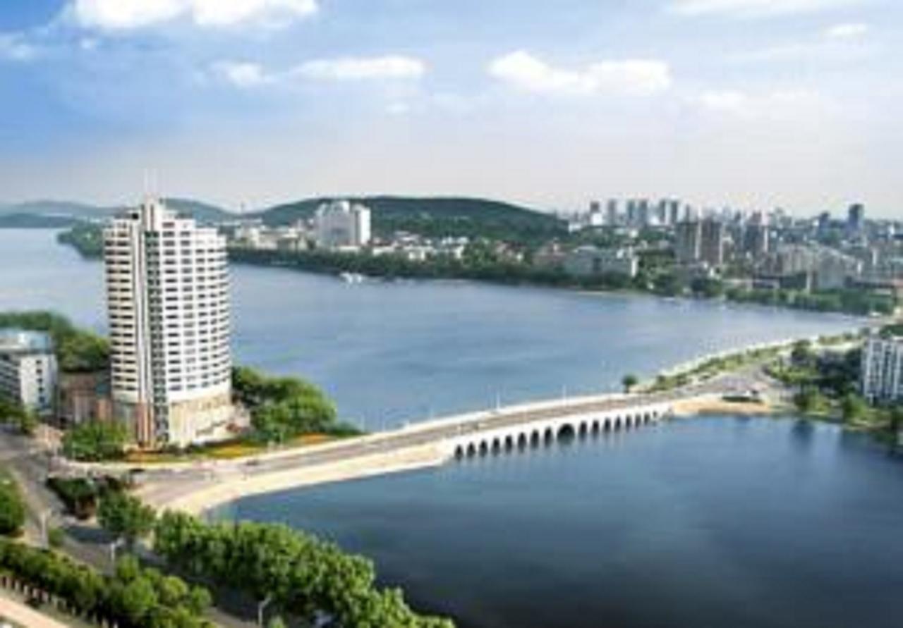 Hongyi Hotel Wuhan Exterior foto